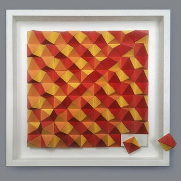 Interaktive Kunst: variables konstruktivistisches Pyramiden-Objekt (1969) von Michael Buckler – 89 variable Pyramiden, Papier, Magnete, 21 x 21 cm
