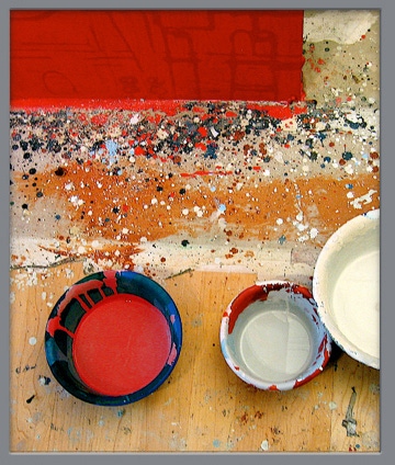 Malprozess mit Pigmentfarben vor dem grossformatigen Gemälde 'REDraw I'