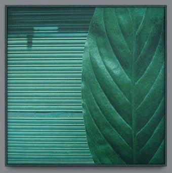 Siebdruck 'ALLTAG', mediterran-grünes herabgelassenes Tor-Rollo neben übergrossem grünem Blatt (1984), 19-farbig auf Leinwand