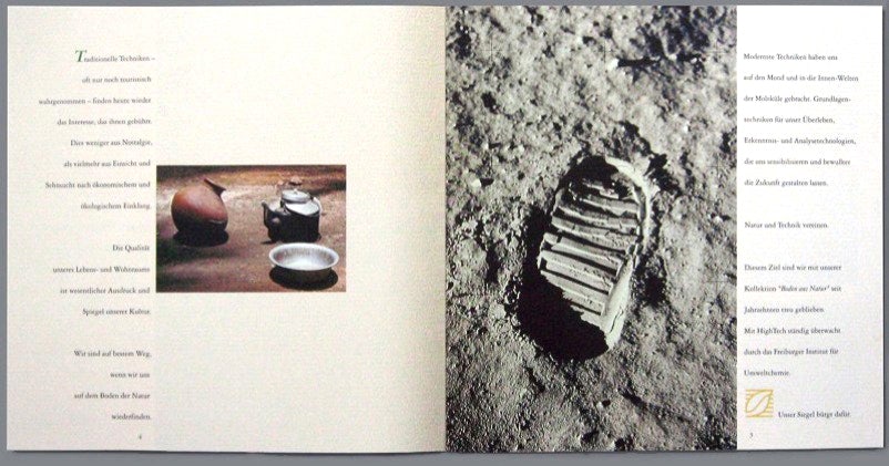 Auf dem Boden der Natur: Stilleben vor einem Haus in Südindien und Fuss-Abdruck von Neil Armstrong (Apollo 11 / NASA)